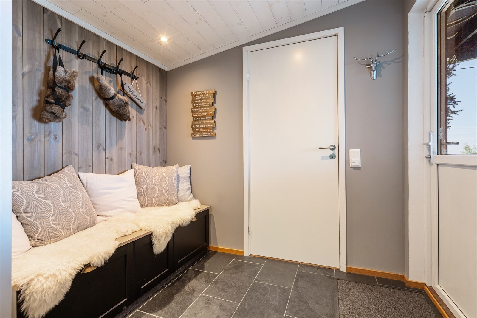 Praktisk entré med god plass til å henge fra seg yttertøy. Galleribilde