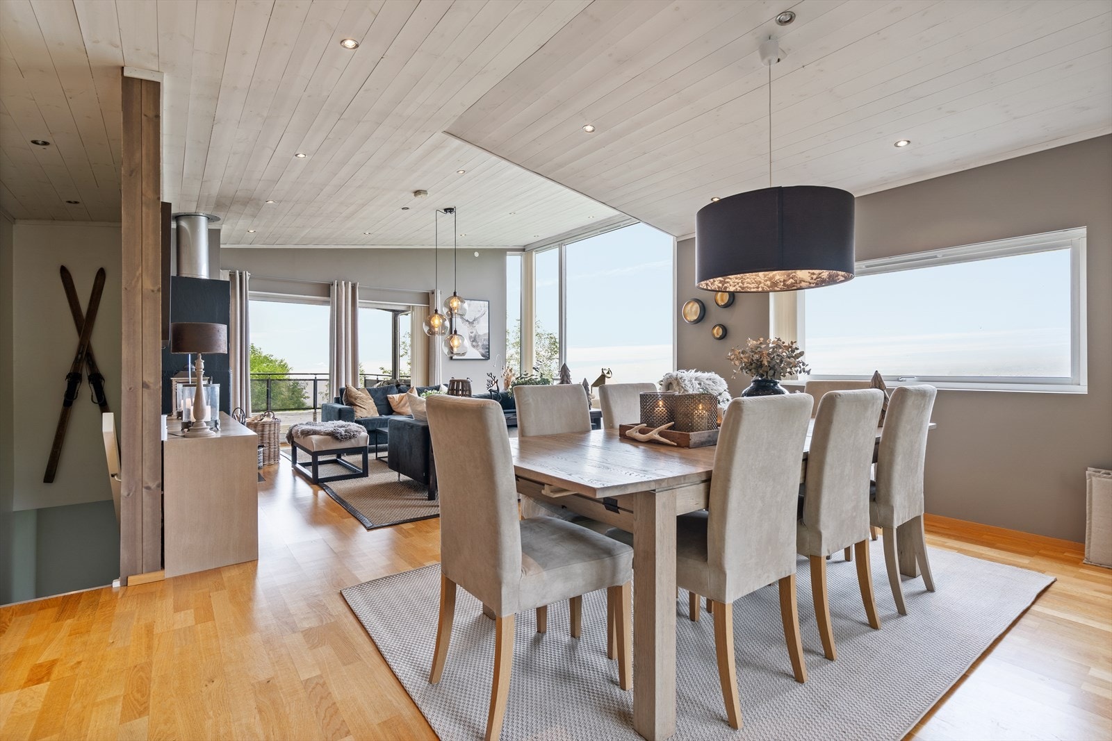 Spisestuen ligger i åpen forbindelse med både kjøkken og stue, perfekt for sosiale sammenkomster. Galleribilde