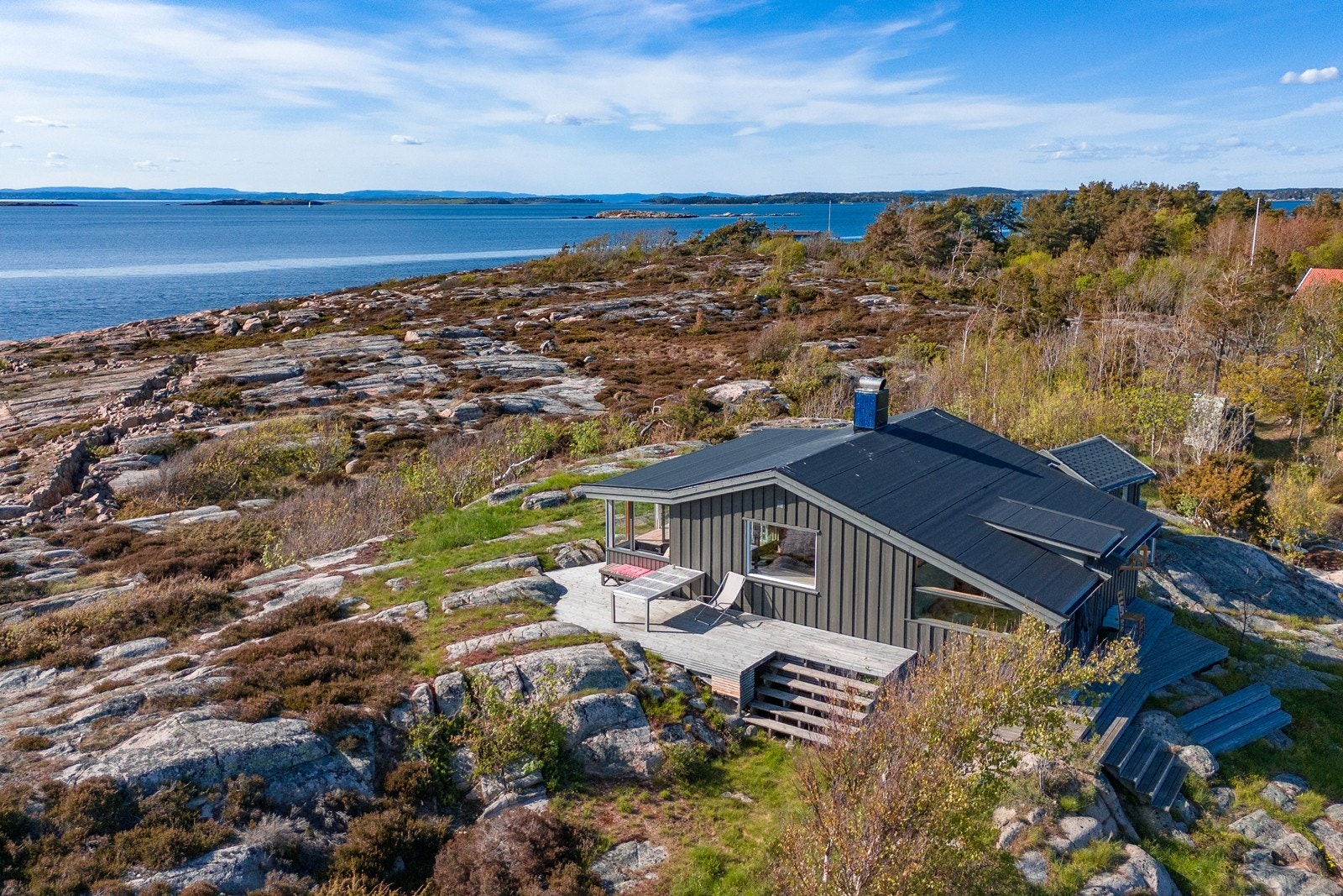 Opplev 360 graders panoramautsikt, egen strandlinje med svaberg og brygge for båt og bading. Galleribilde