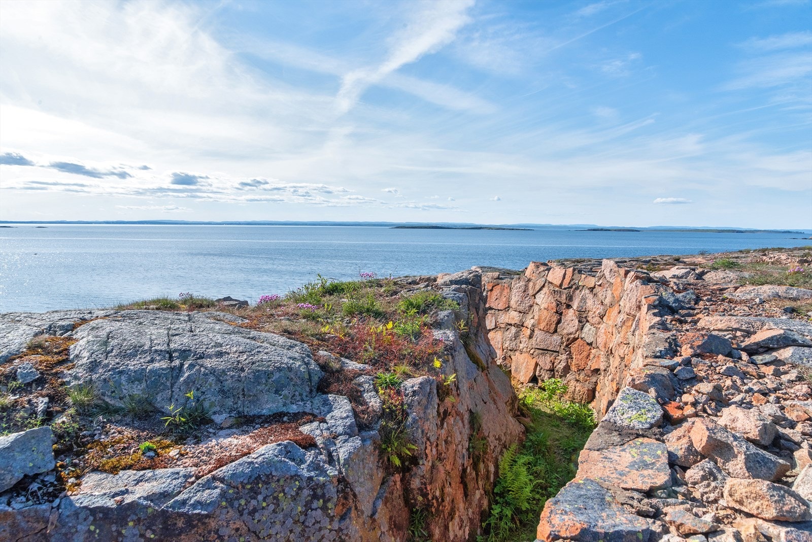 Syd på Skjæløy, og på del av tomten, er det arkeologisk minne i form av skyttergraver fra ca. 1940-1945. Galleribilde