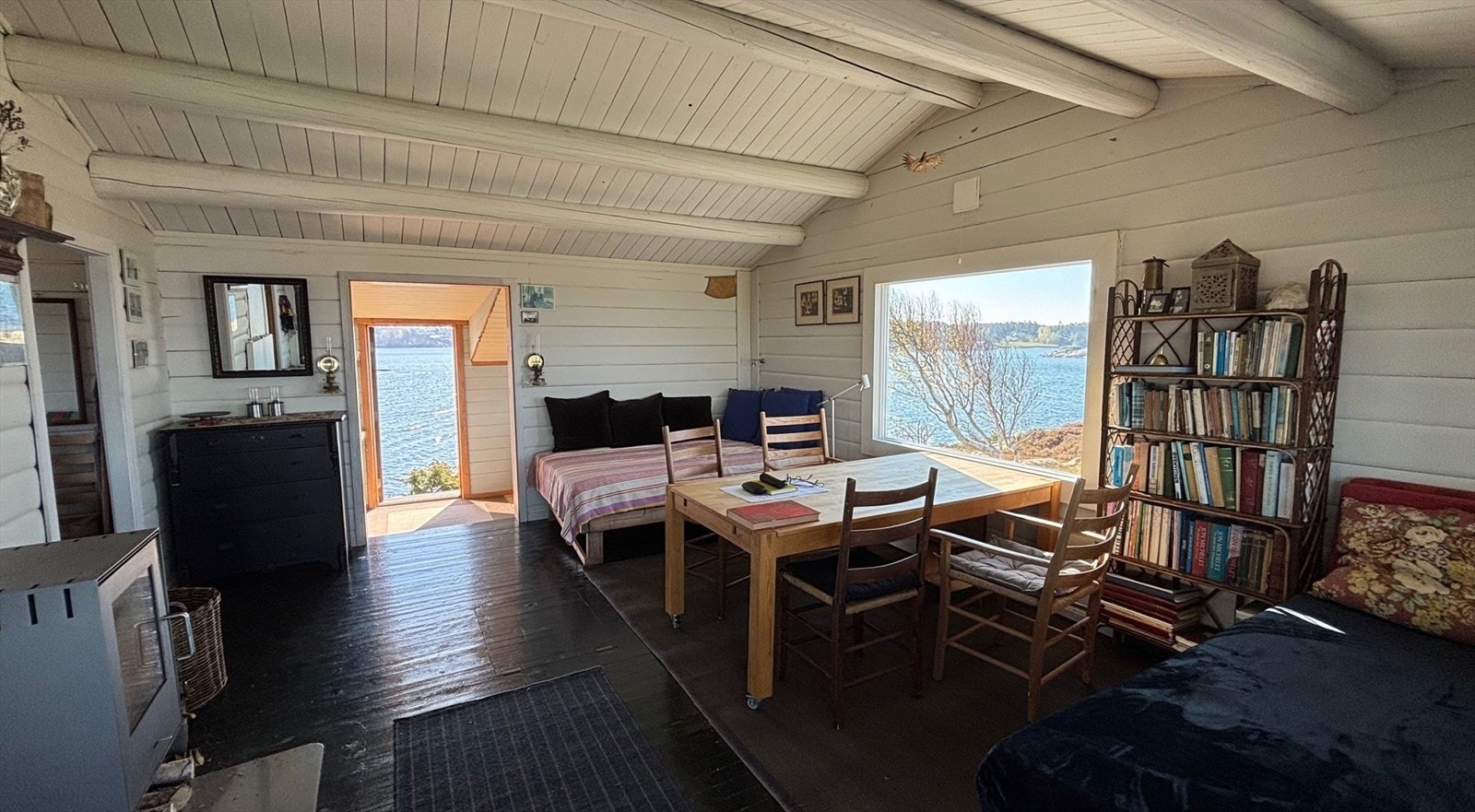 Stuen har plass til flere soner med møblement for ulik bruk og behov. Galleribilde