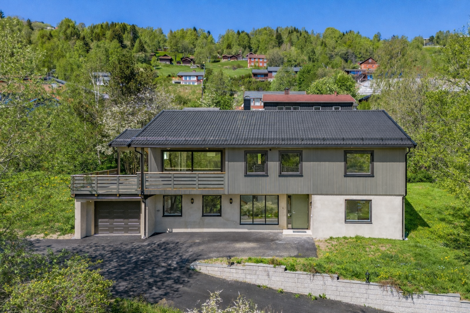 Eiendommen har en nydelig og solrik beliggenhet på Ål Galleribilde