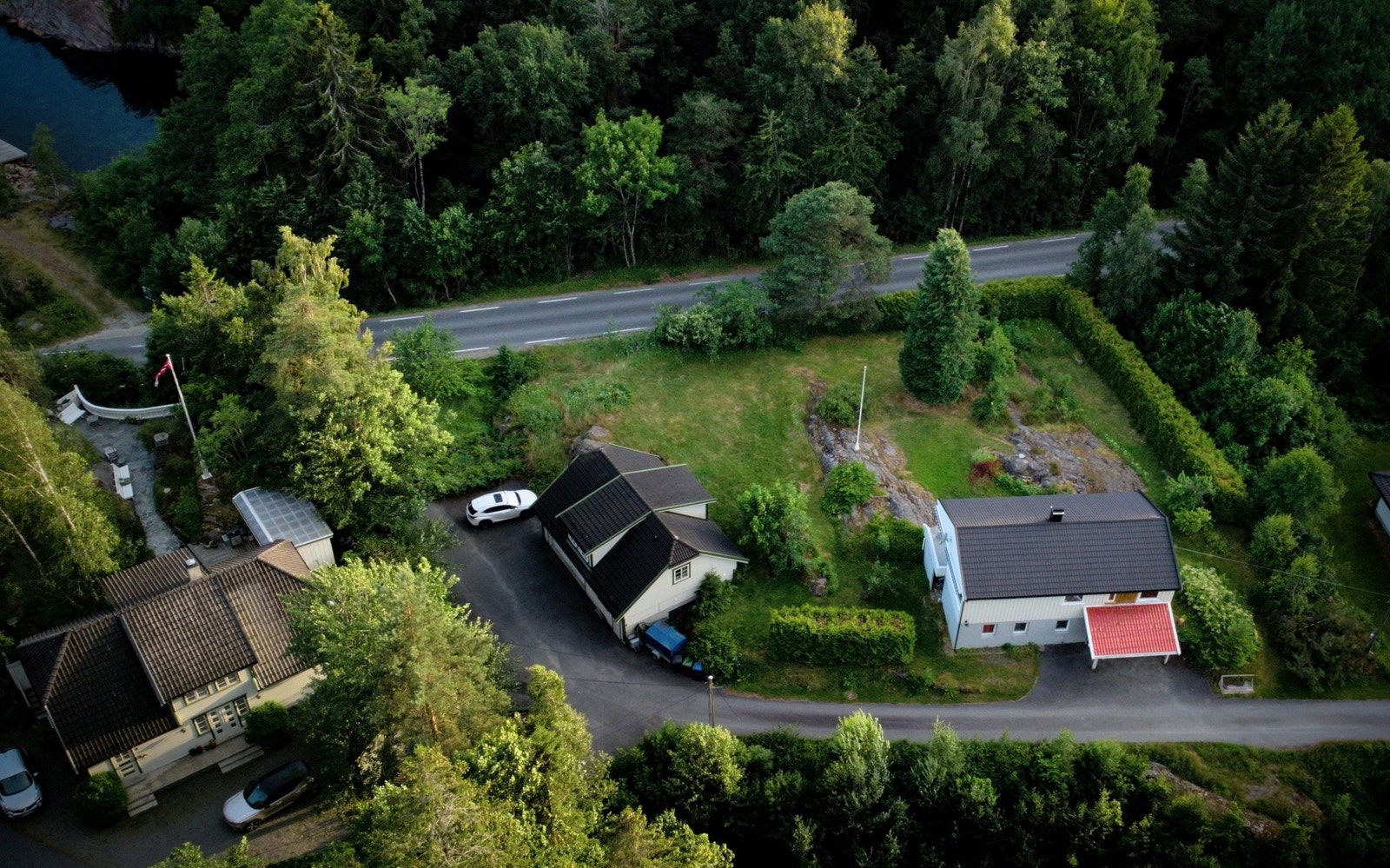 Huset har også et praktisk utbygd tak over parkeringsplass. Lettvint adkomst året rundt, perfekt for travle hverdager. Galleribilde