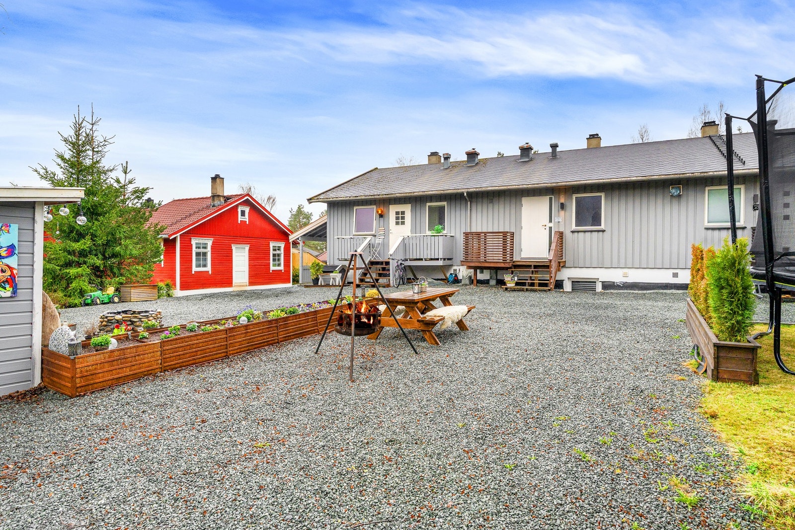 Egen uteplass på fremsiden av boligen som kan utnyttes på flere måter. Her kan man evt. etablere terrasse/pergola eller legge plen. Galleribilde