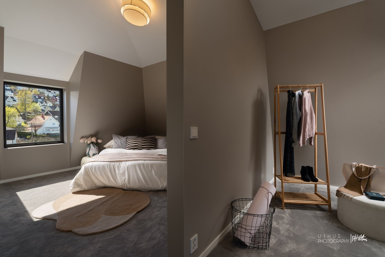 Eksklusivt hovedsoverom med arkitektoniske vinkler, god takhøyde og tilhørende walk-in garderobe. Galleribilde