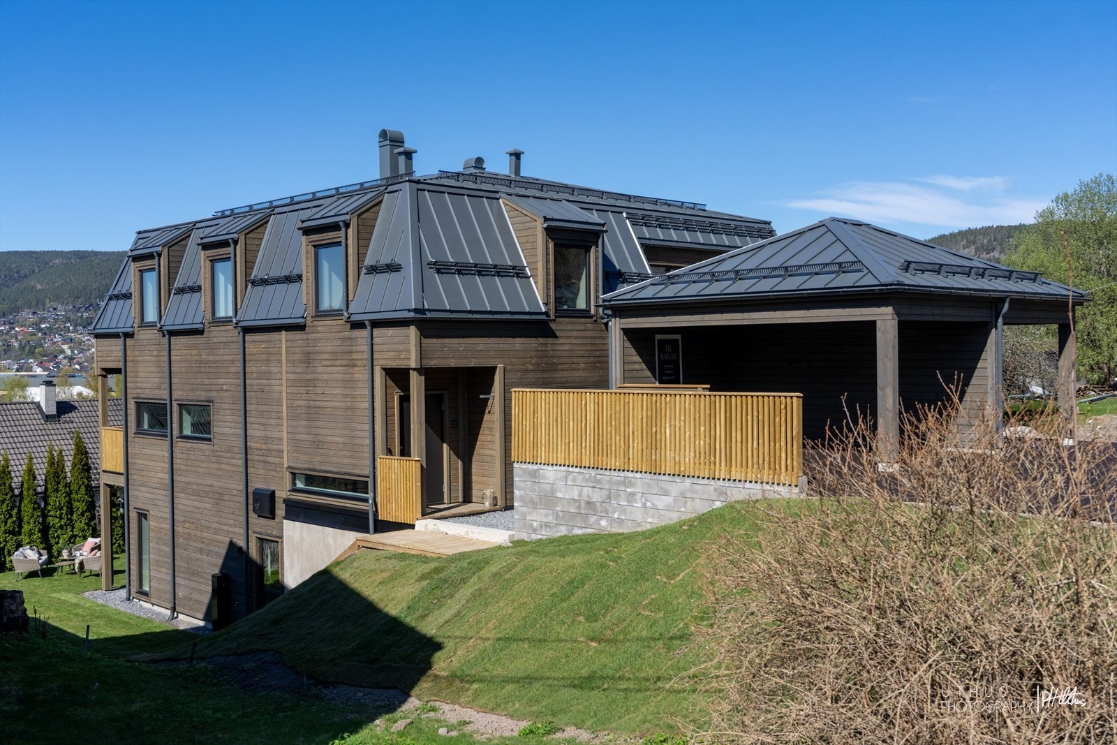 Townhouse over tre plan med et moderne hoveduttrykk, løftet av klassiske detaljer som mansardtak. Galleribilde