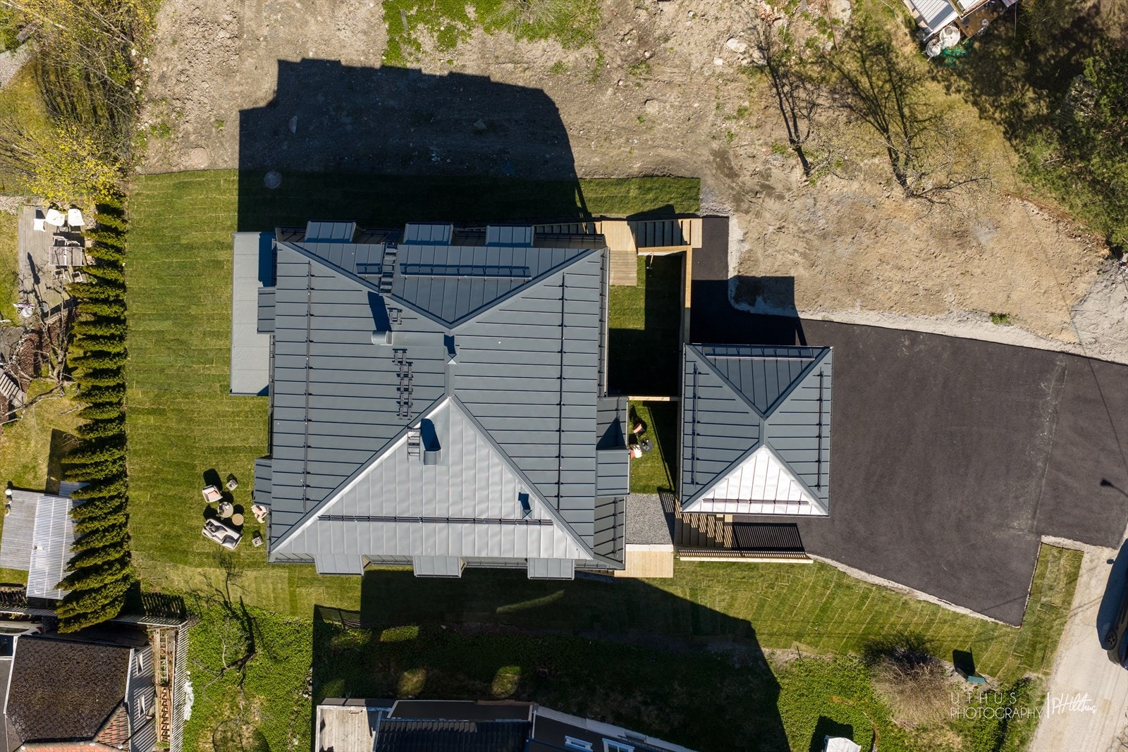 Eiendommen byr på pent opparbeidet tomt med asfaltert gårdsplass, skjermede uteplasser og gode parkeringsmuligheter. Galleribilde