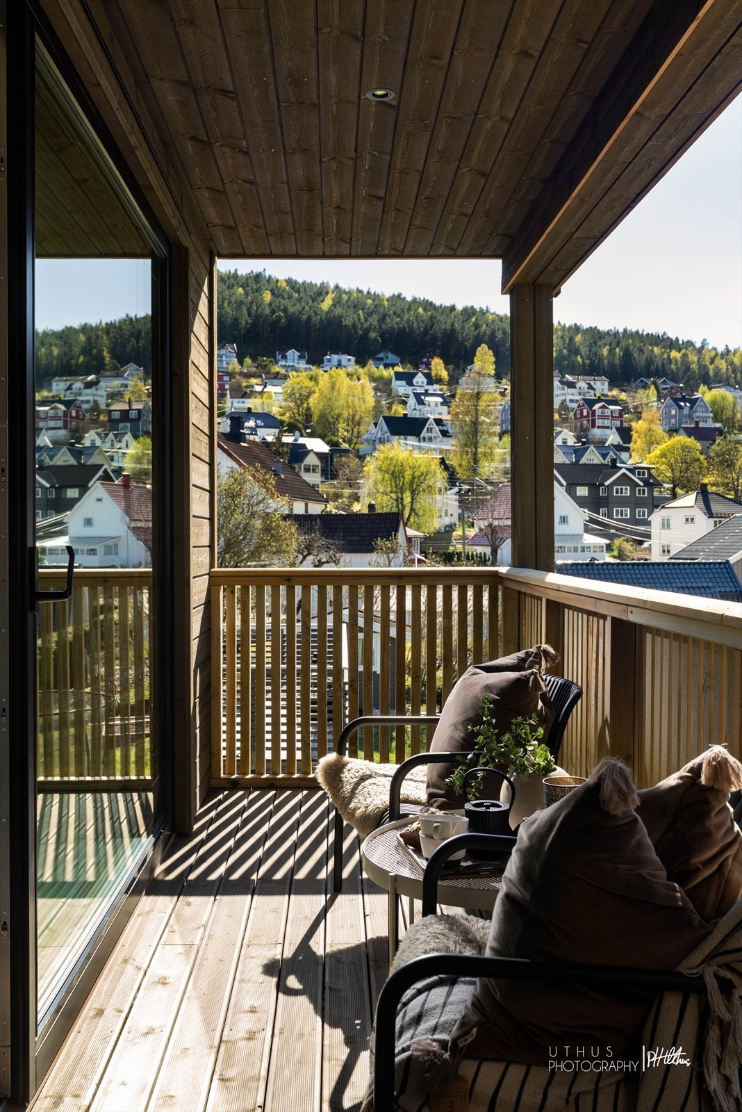 Koselig og skjermet balkong med flott utsikt over nærområdet - et perfekt sted for morgenkaffen eller rolige sommerkvelder. Galleribilde