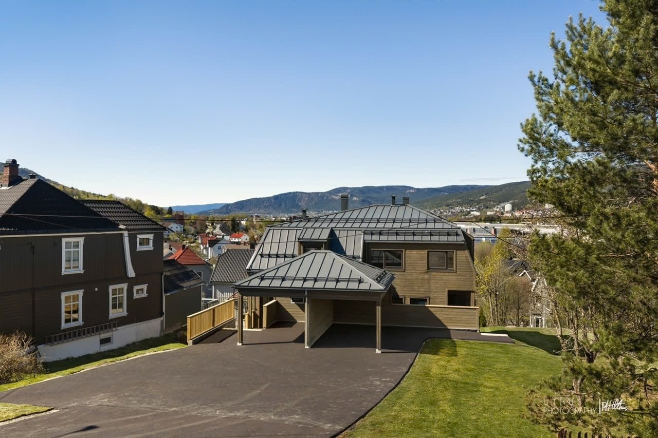 Boligen er særskilt tegnet for tomten av Solli Arkitekter, med gjennomført arkitektur, carport og pent opparbeidede uteområder. Galleribilde