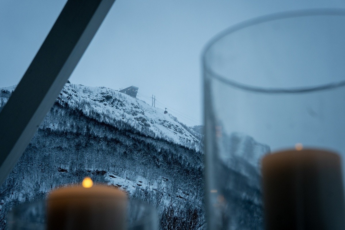 Utsikt og lett tilgang til fjellheisen Galleribilde