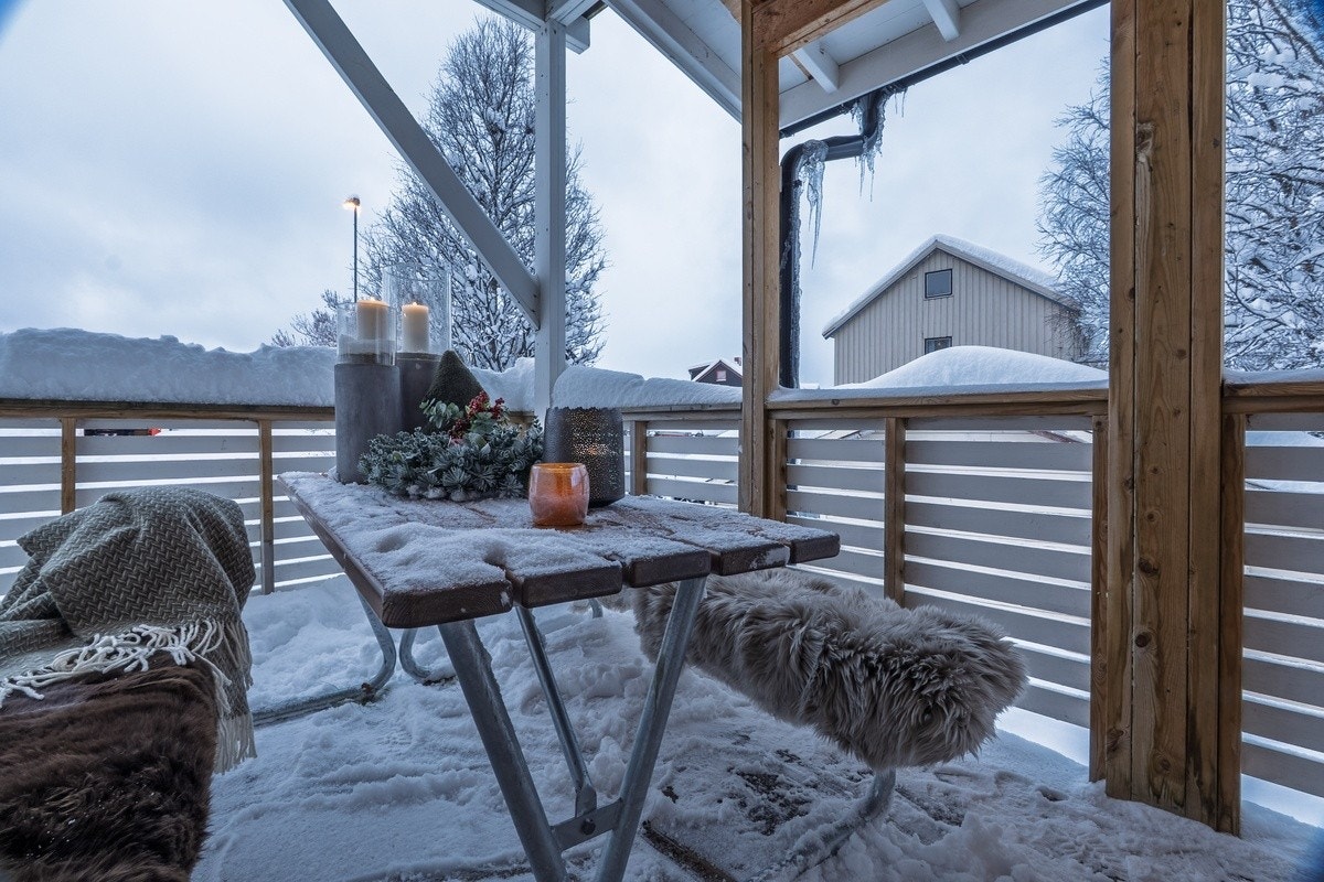 Egen terasse med spisebord Galleribilde