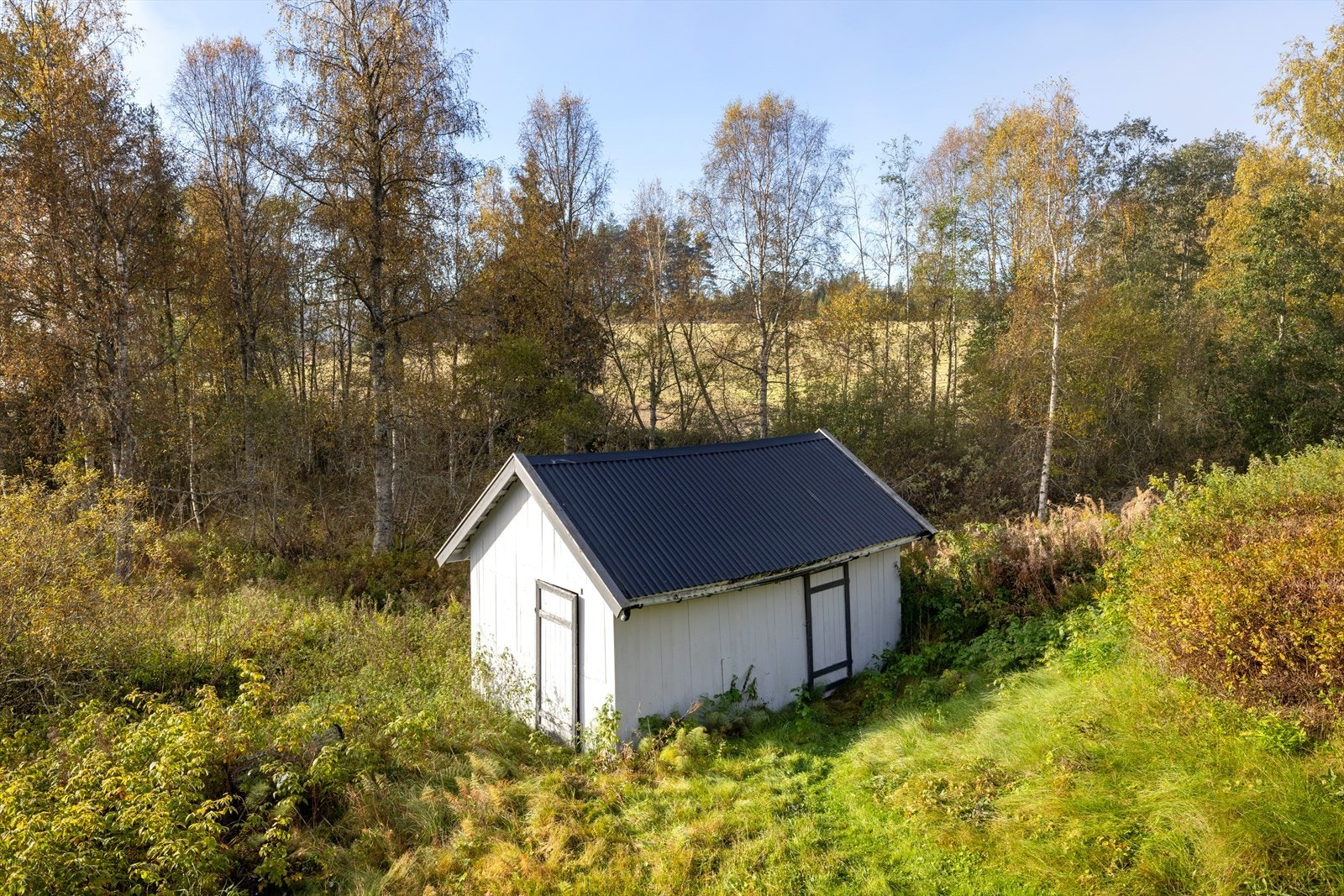 På tomten står også et uthus som gir ekstra lagringsplass. Galleribilde