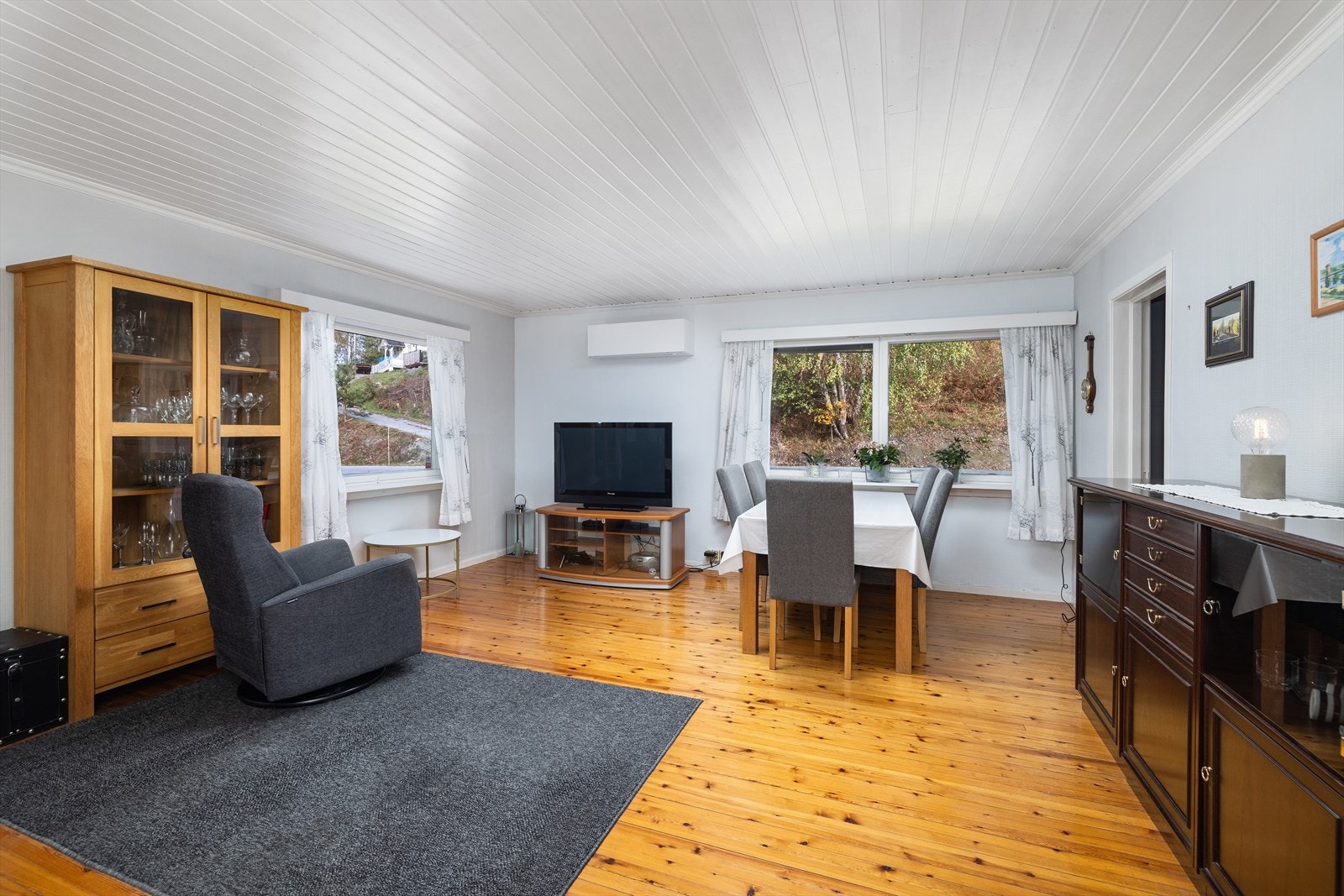Rommet har solide tregulv og panel på veggene. Galleribilde