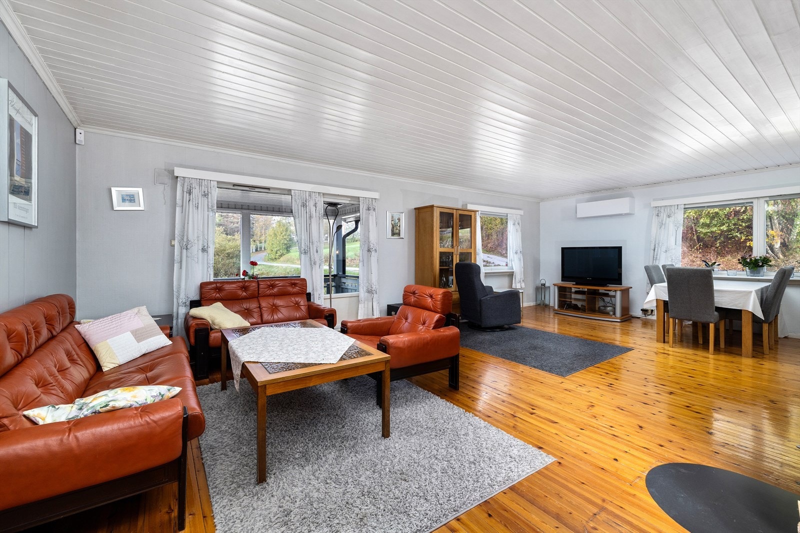 Stuen er romslig og har plass til både sofagruppe og spisebord. Galleribilde