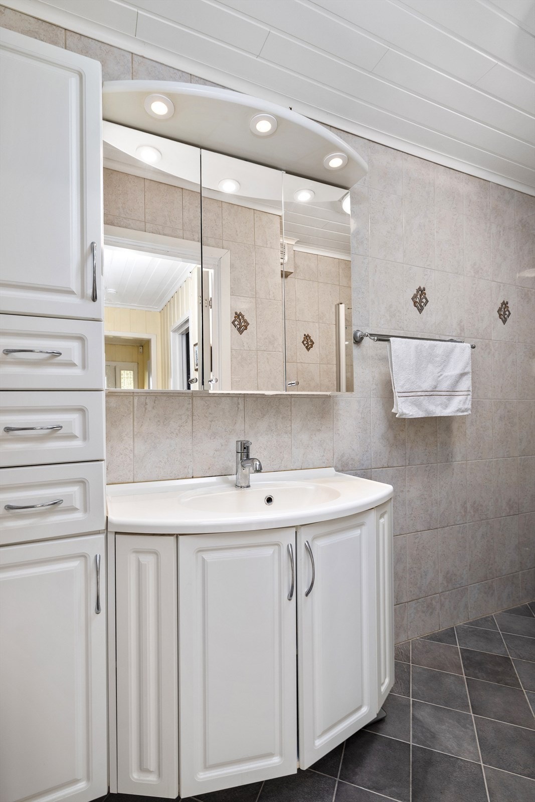 Badet er utstyrt med en klassisk innredning med gode oppbevaringsmuligheter. Galleribilde