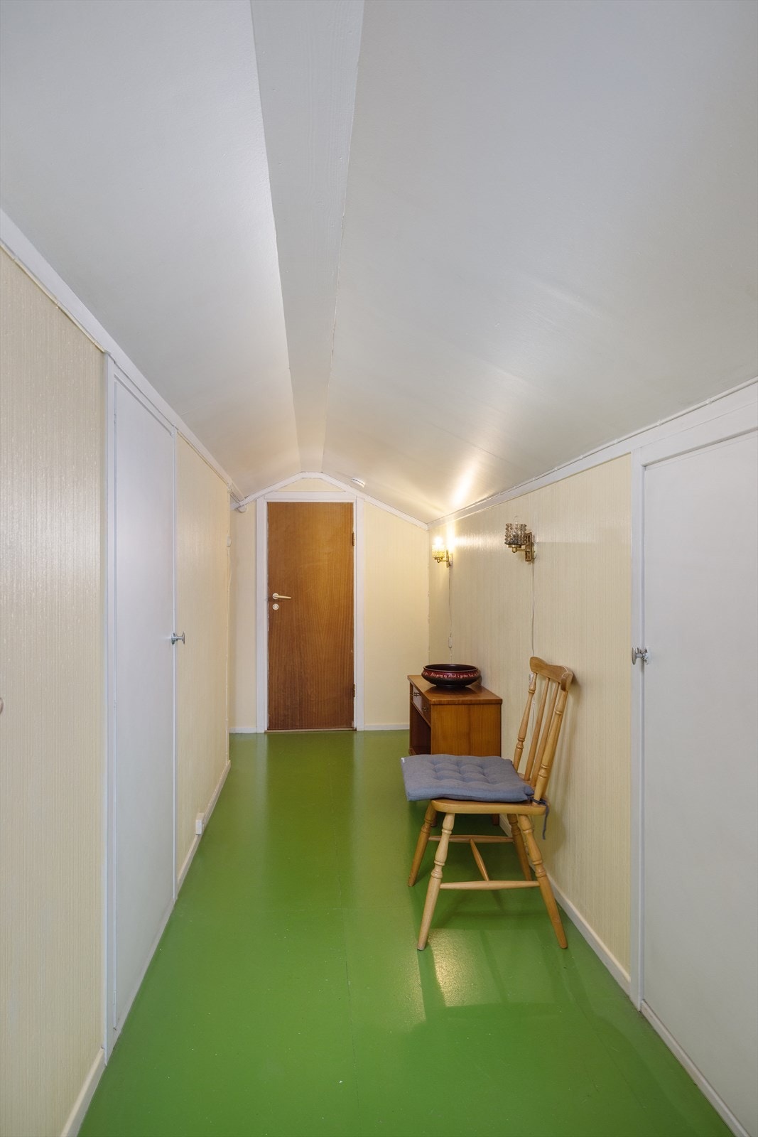 Gang på loftet med tilgang til lagringsplass i knekotter. Galleribilde