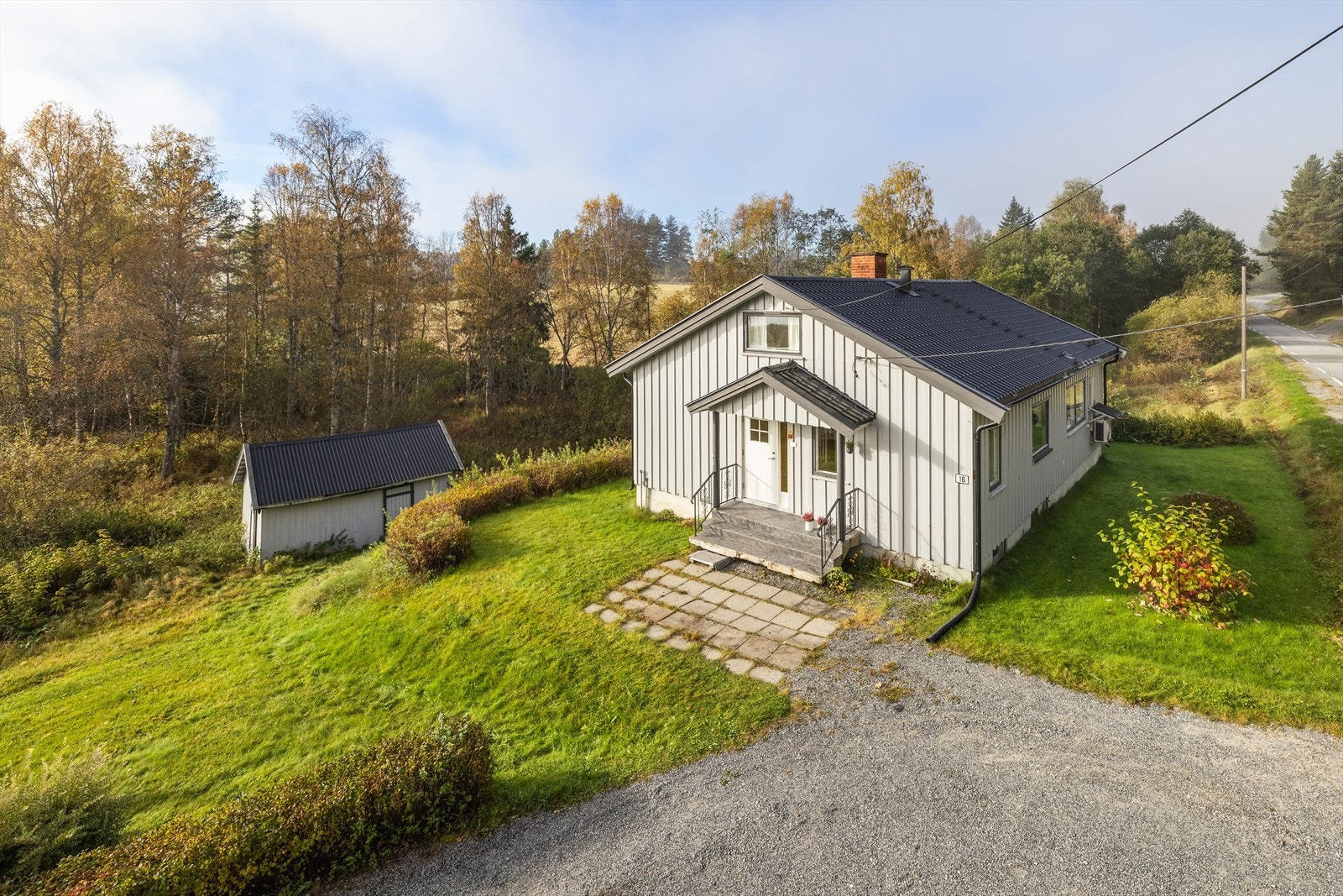 Eiendommen har en stor og åpen tomt med gode utemuligheter. Galleribilde