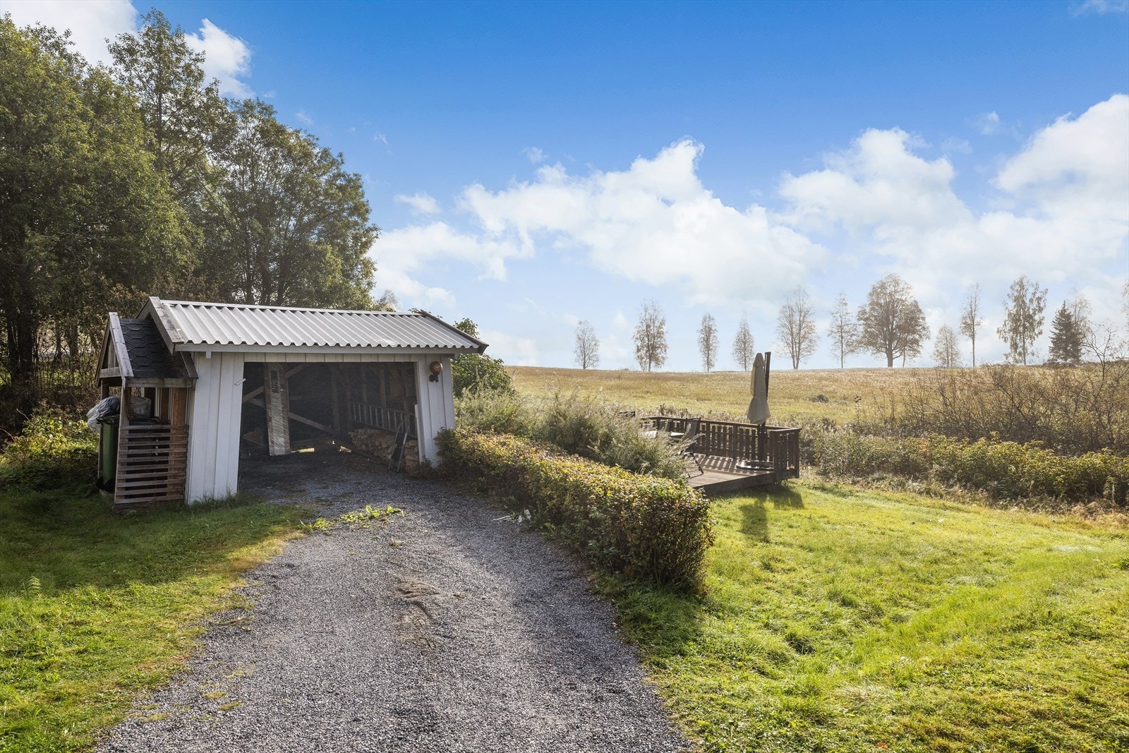 Eiendommen har en carport for parkering under tak. Carporten står på naboeiendom, se salgsoppgaven for mer informasjon Galleribilde