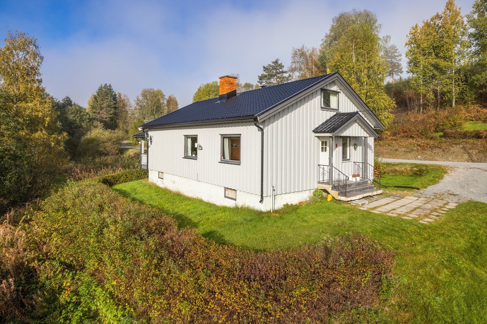 Enebolig med en landlig og usjenert beliggenhet, omkranset av natur. Galleribilde