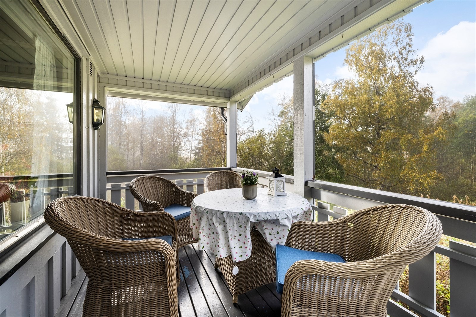 Overbygget veranda ved inngangspartiet gir en lun uteplass. Galleribilde