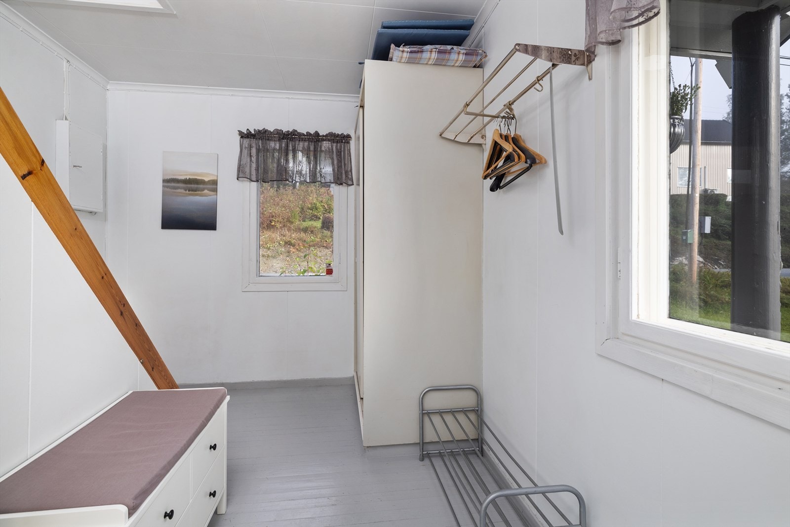 Praktisk biinngang med plass til oppbevaring av yttertøy og sko. Galleribilde