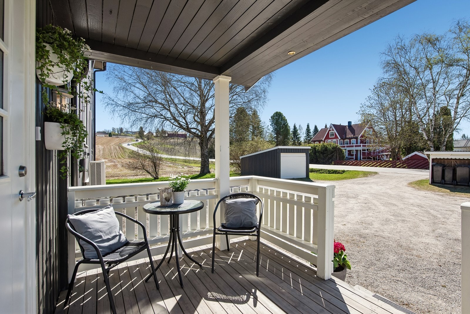 Overbygget inngangsparti med en terrasse mot sør. Galleribilde