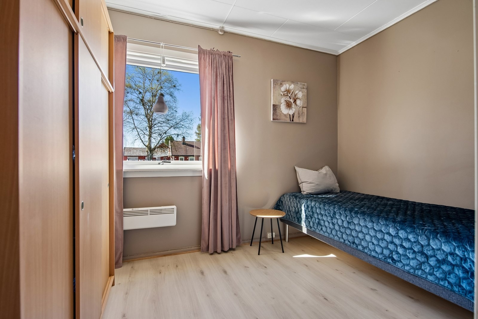 Soverom 1. etasje. Soverommene har malte flater og laminat på gulvet. Galleribilde