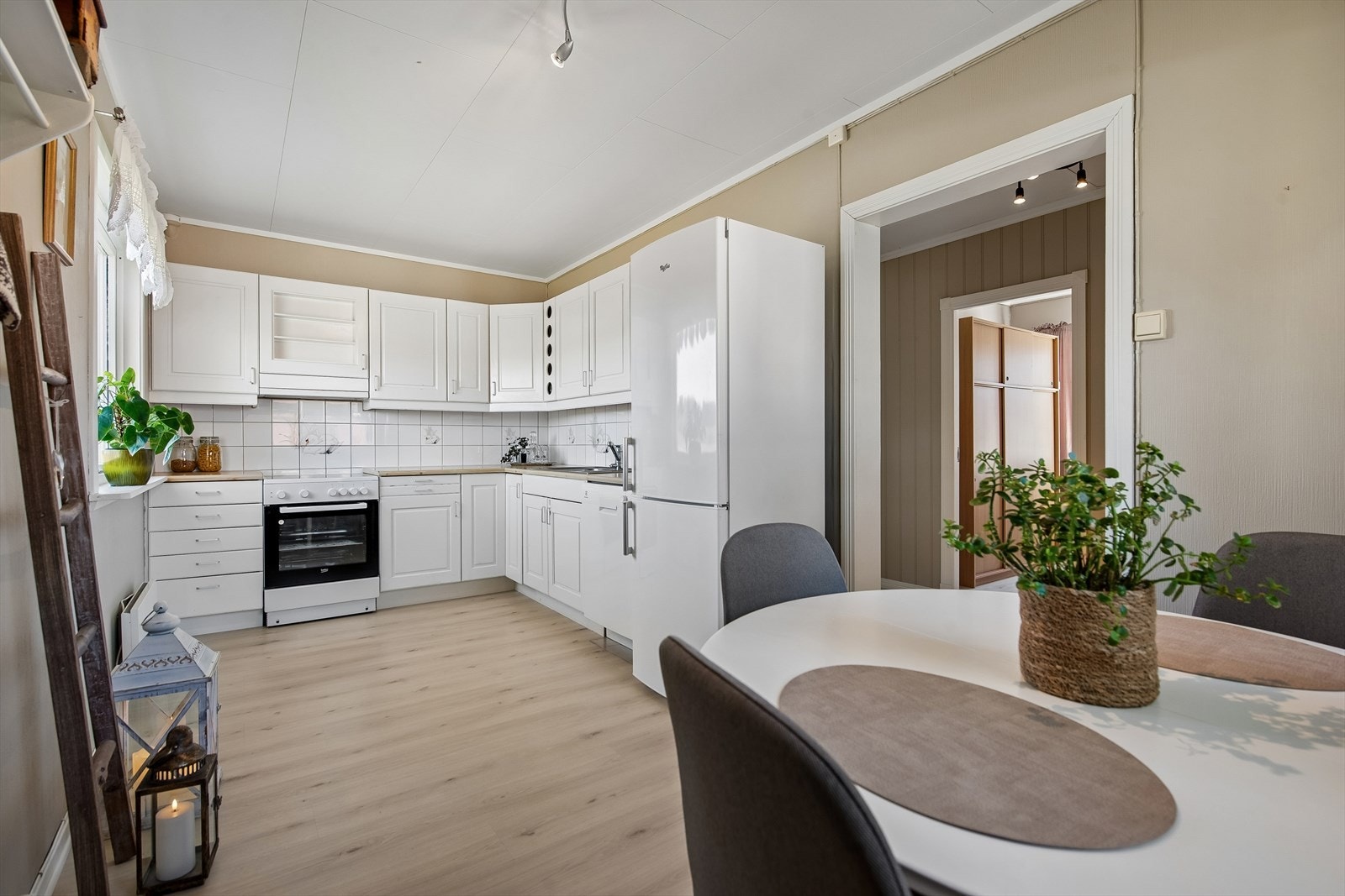 Kjøkkenet i første etasje har innredning med glatte fronter og laminert benkeplate. Galleribilde
