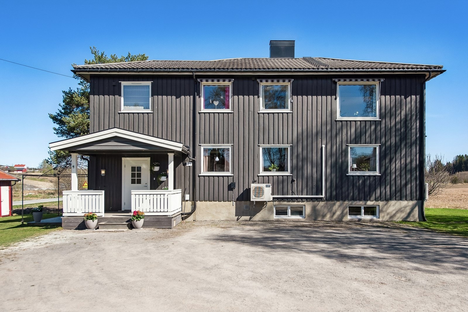 Ytterdøren i treverk har 2-lags isolerglass og er fra 2006. Galleribilde