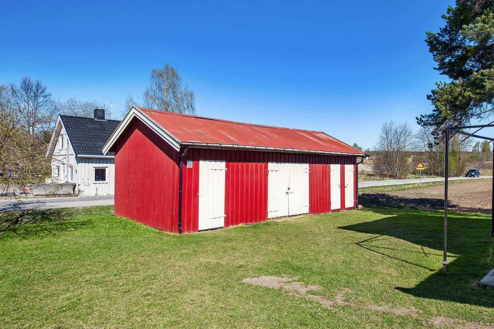 Det frittstående uthuset fra ca. 1950 har et bruksareal på 37 m² fordelt på fire boder. Det gjøres oppmerksom på at deler av uthuset er plassert utenfor eiendommens
tomtegrense. Galleribilde