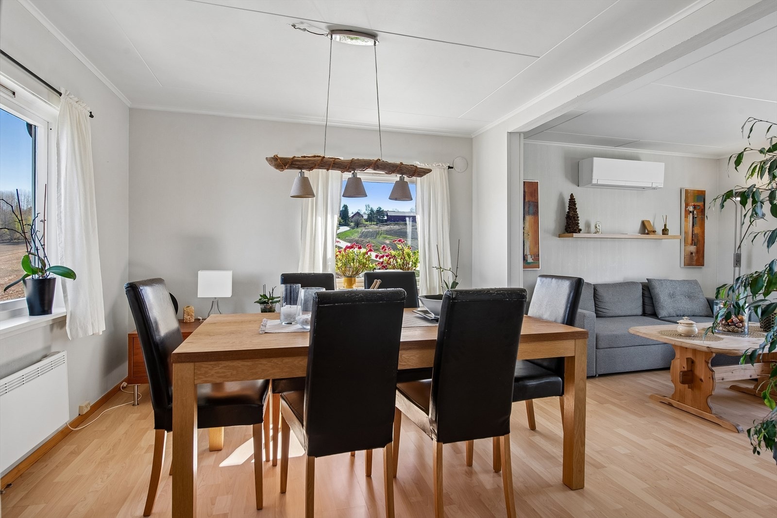 I tilknytning til stuen er det god plass til en egen spisestue. Galleribilde