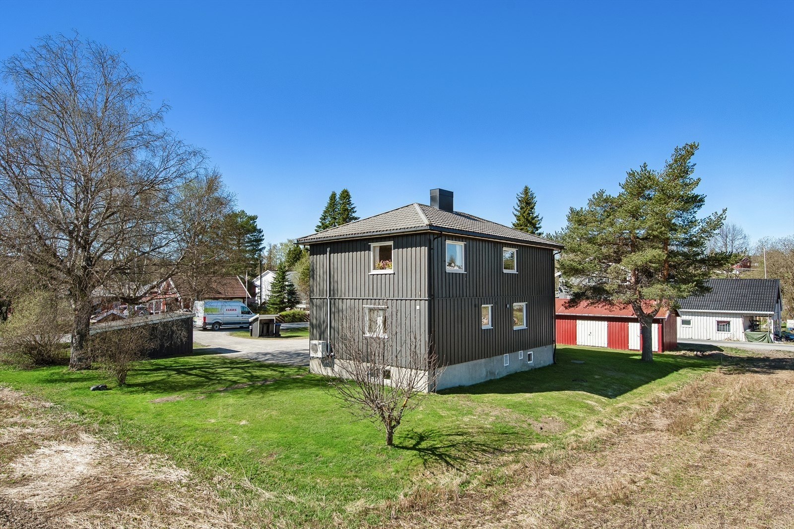 I tillegg til uthuset er det en frittstående garasje fra ca. 1975 på tomten. Galleribilde