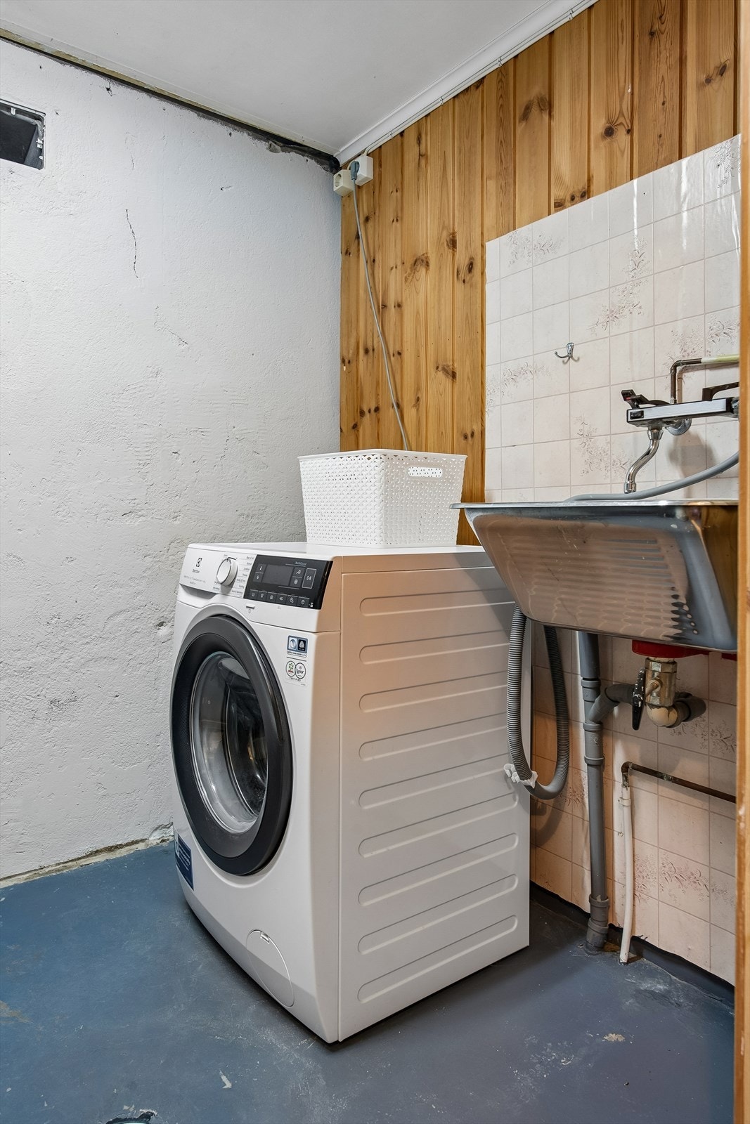 Praktisk vaskerom i kjeller med opplegg for vaskemaskin. Galleribilde