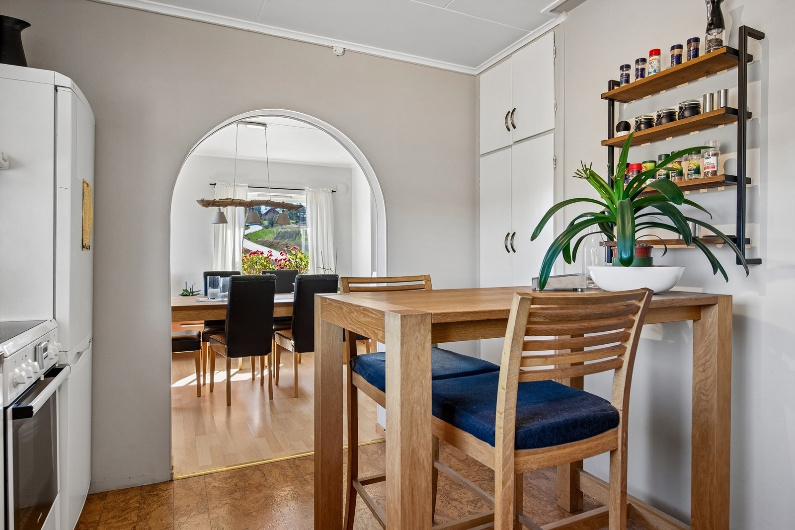 Fra kjøkkenet er det en åpen buegang inn mot spisestuen, som skaper en fin flyt mellom sonene. Galleribilde