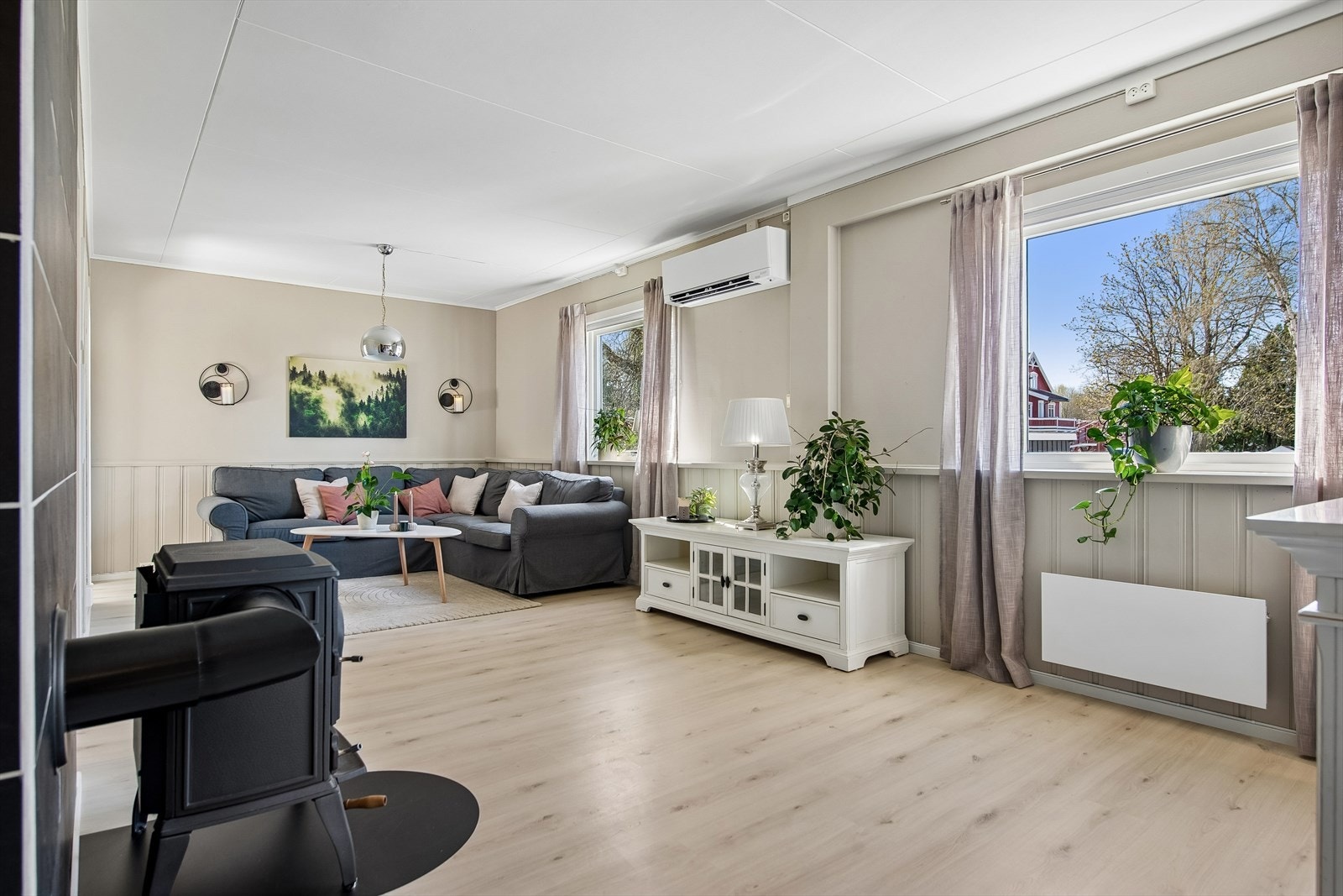 Peisovnen er sentralt plassert i stuen og bidrar med ekstra varme. Galleribilde