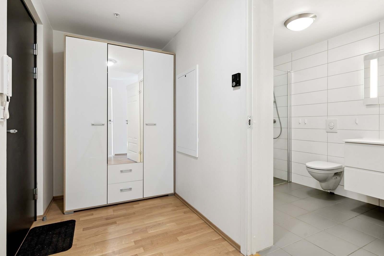Gangen har parkett på gulv og gir tilgang til de fleste av boligens rom. Velkommen inn! Galleribilde