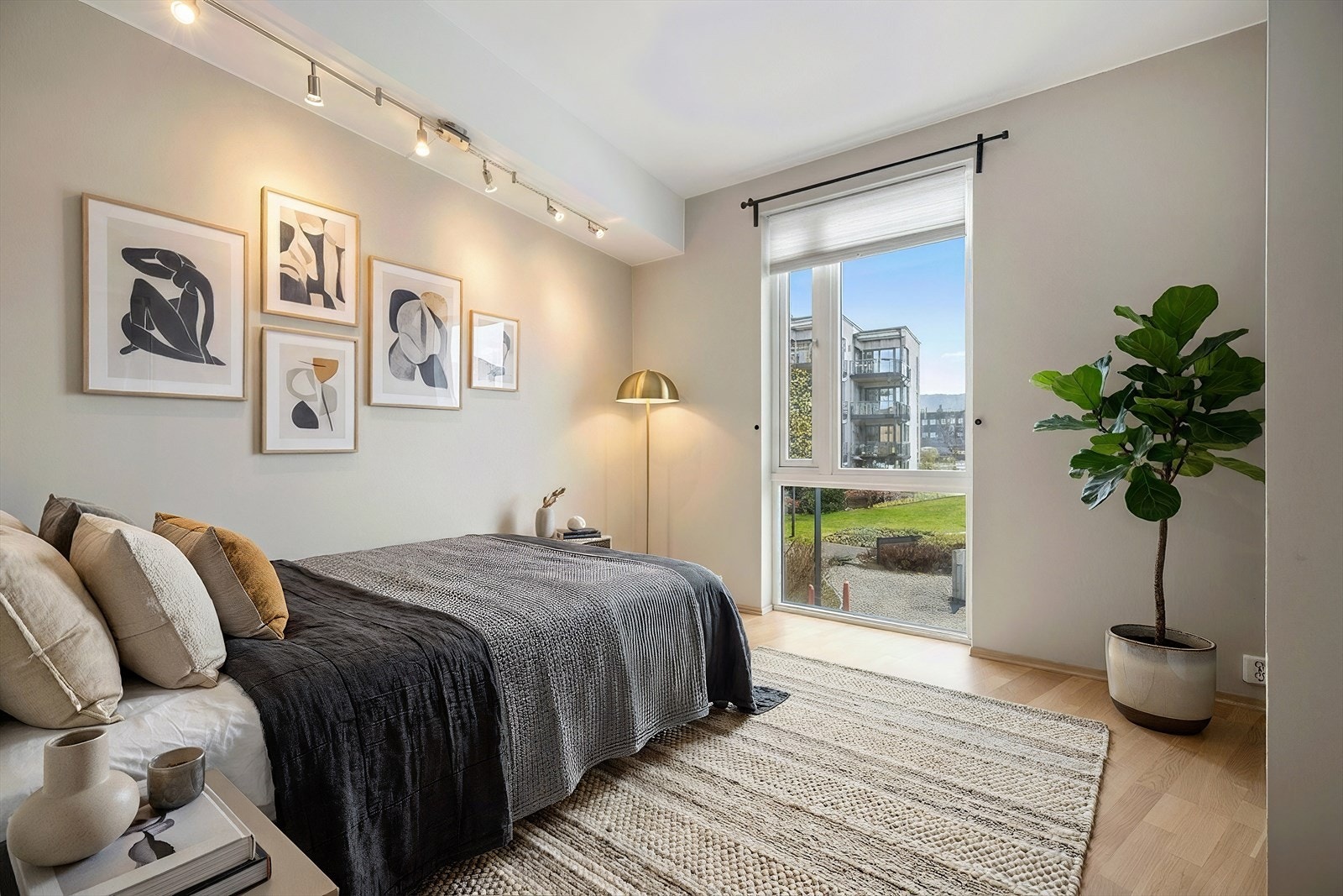 Soverom (9,5 m²)som egner seg godt som barnerom, gjesterom eller kontor. Bildet er digitalt møblert. Galleribilde