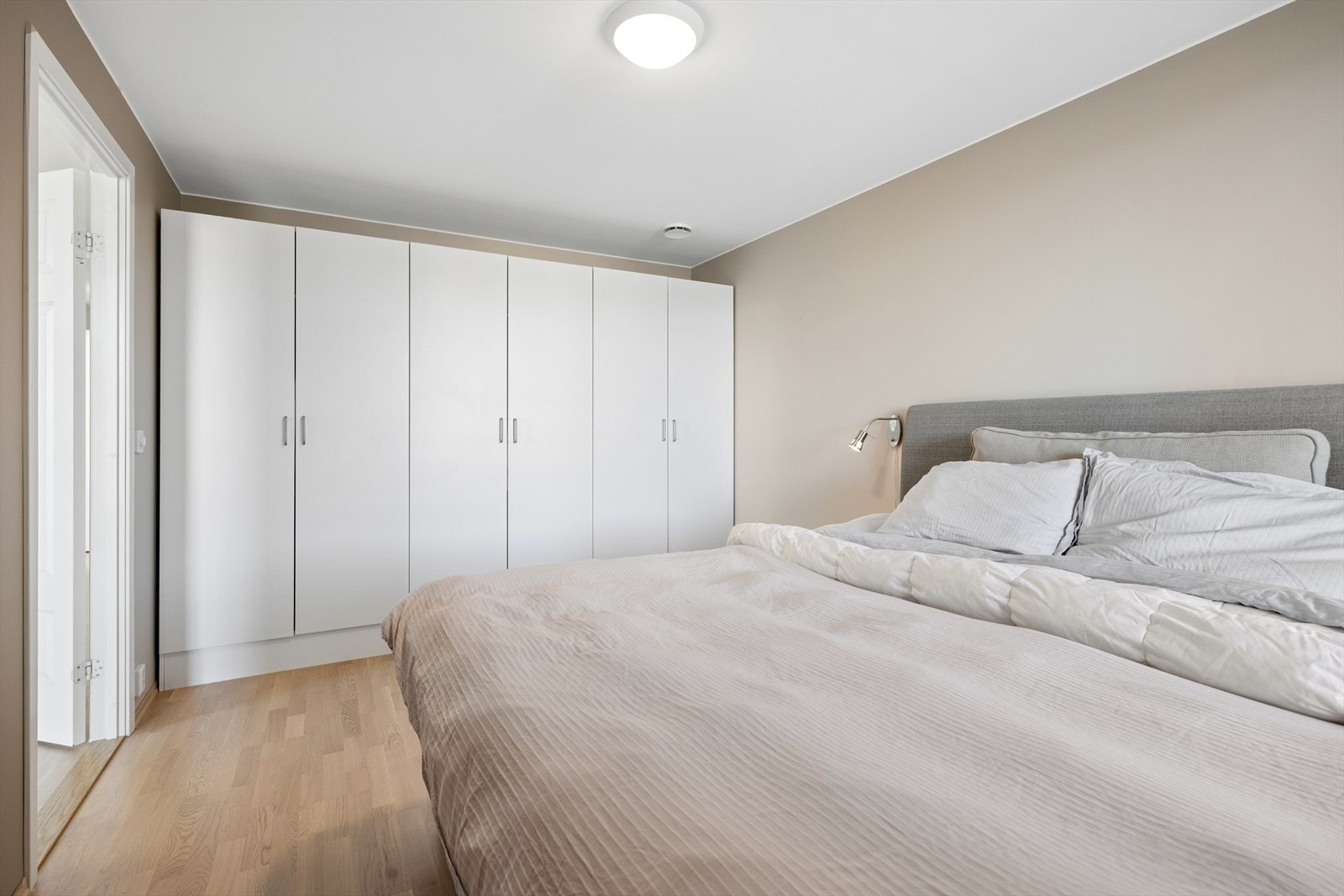 Soverom (14,5 m²) med rikelig oppbevaringsplass i garderobeskap. Galleribilde