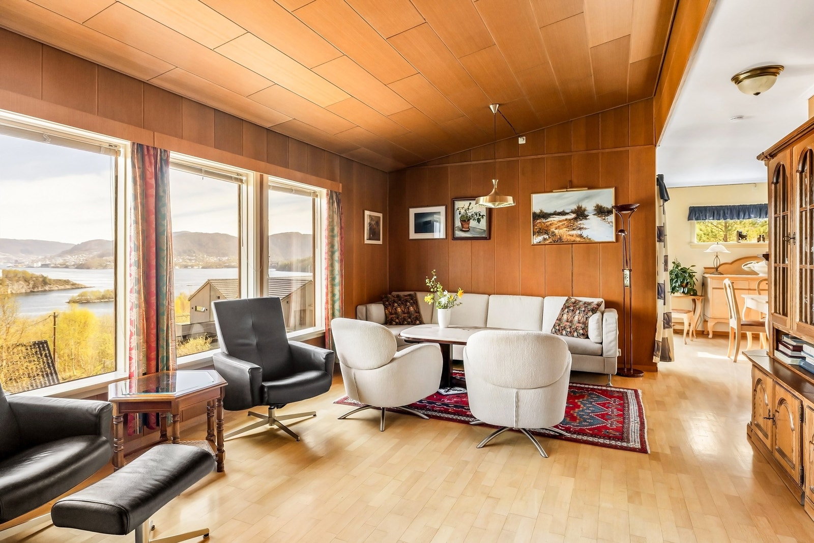Stuen er romslig med god plass til flere sittegrupper. Gulvet har eikeparkett. Galleribilde