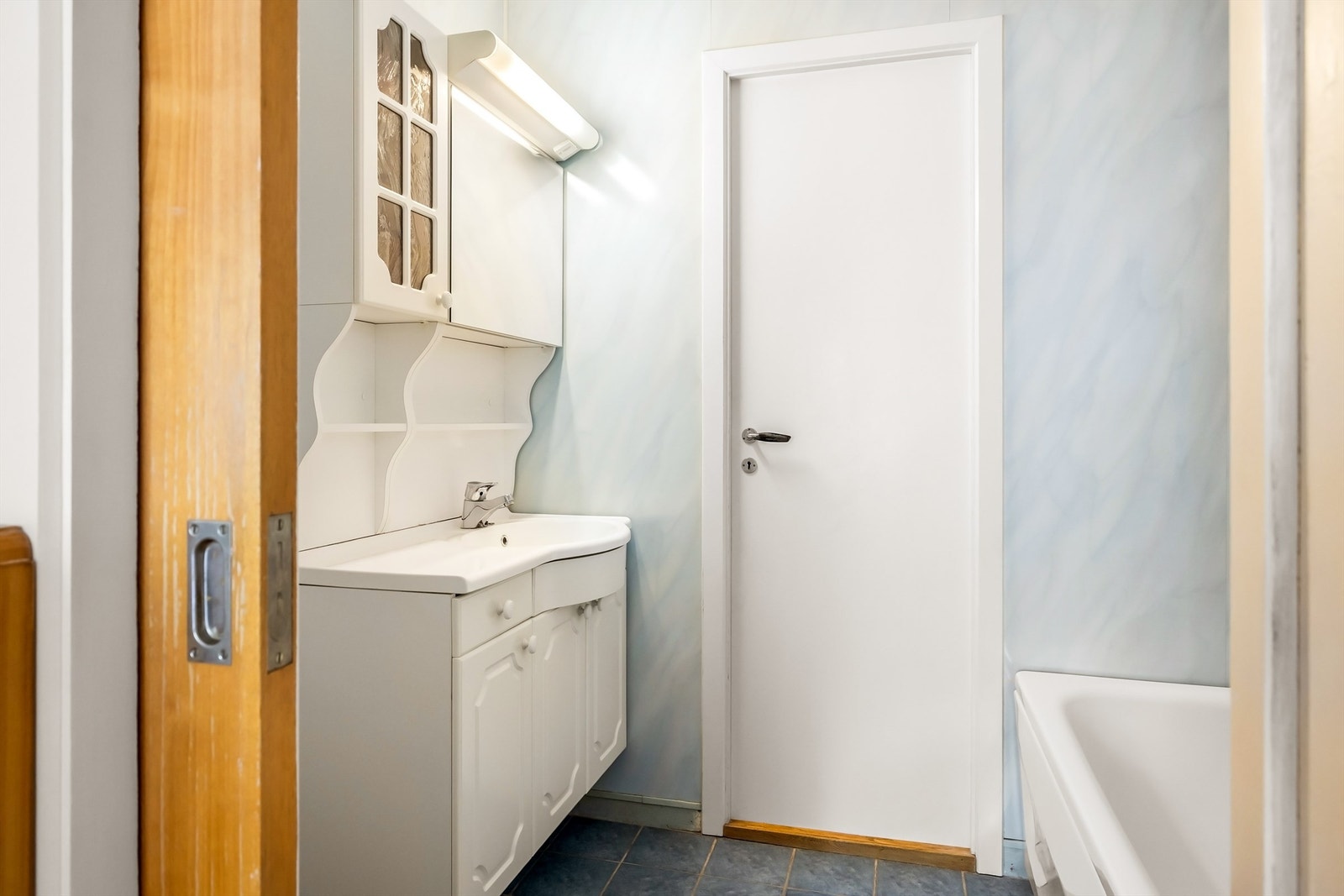 Badet i hovedetasjen har belegg på gulv og er innredet med servantmøbel. Galleribilde
