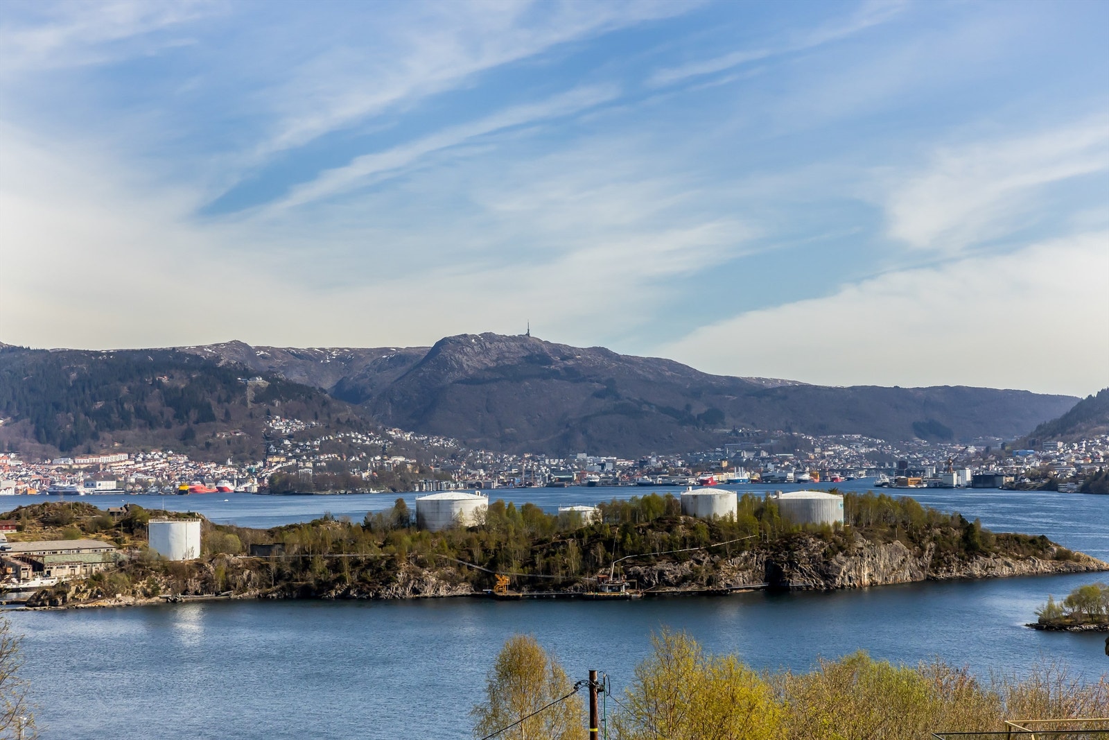 Utsikt mot byfjorden og fjellene rundt Bergen. Galleribilde