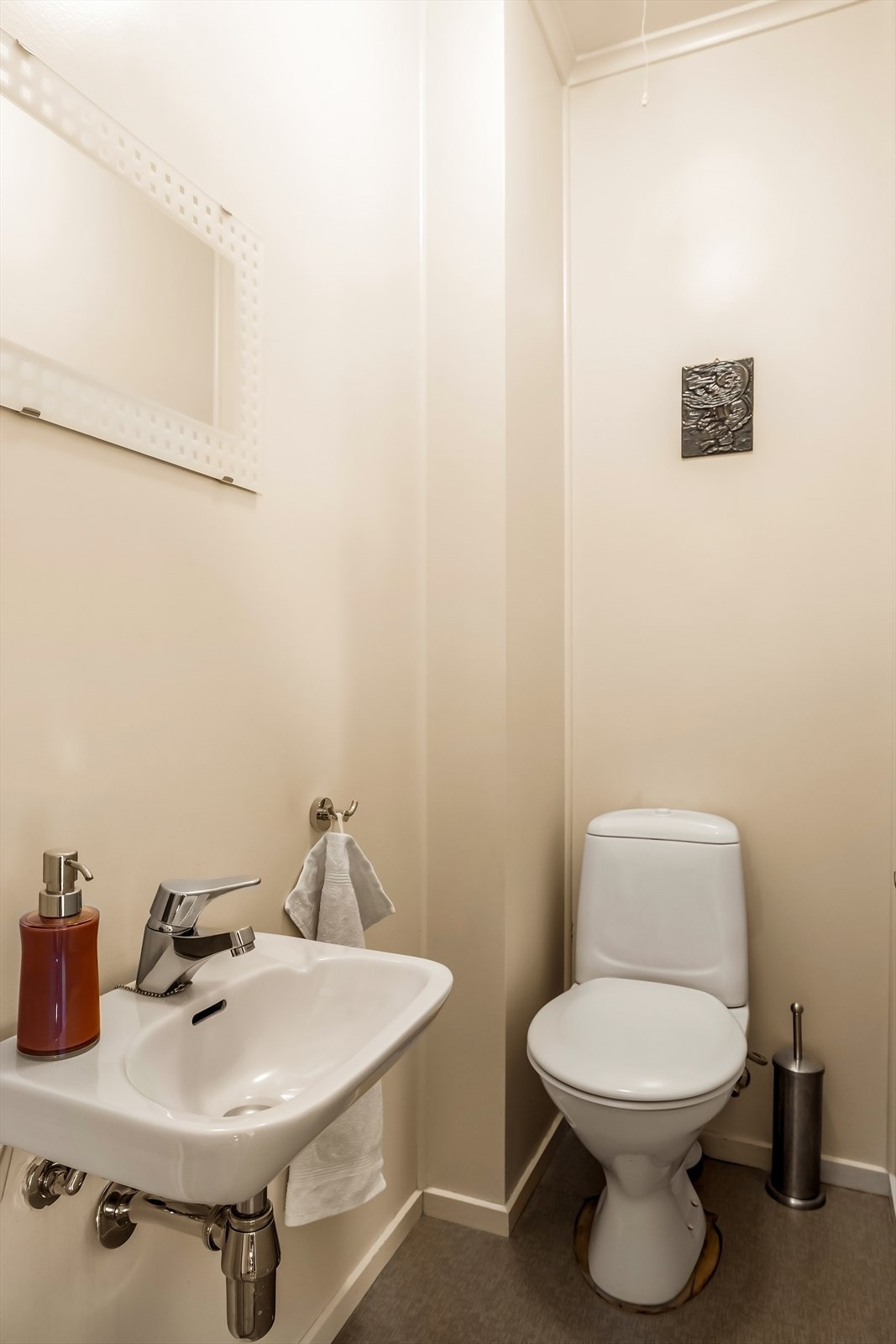 Praktisk toalettrom i hovedetasje, innredet med wc og servant. Galleribilde