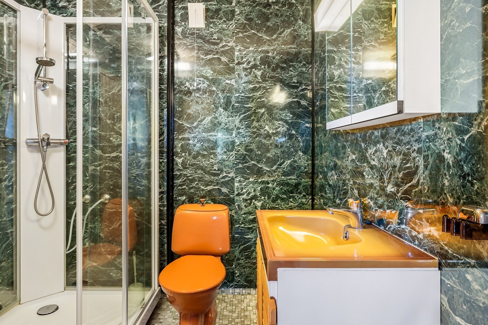 Badet i kjelleren har fliser på gulv og baderomsplater på vegg. Dusjkabinettet ble fornyet i 2019. Galleribilde