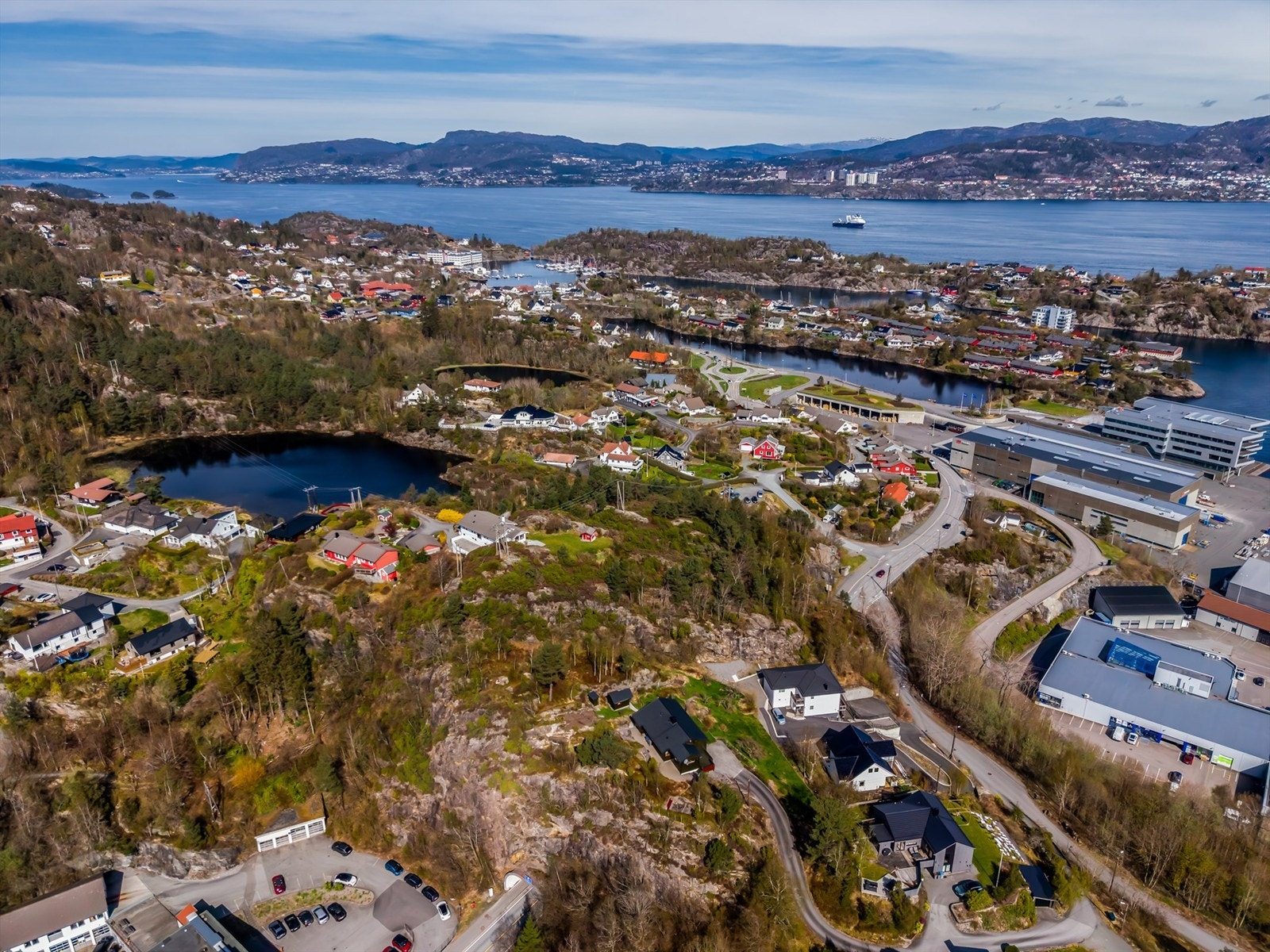 Området består hovedsakelig av eneboliger og har en etablert og rolig atmosfære. Galleribilde