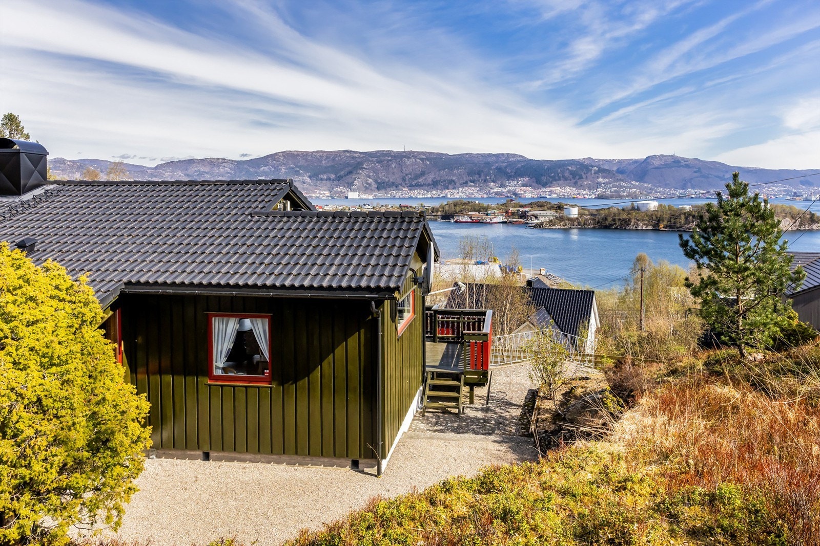 Tomten er pent opparbeidet med trapper i betong som gir tilkomst til de ulike nivåene i hagen. Galleribilde