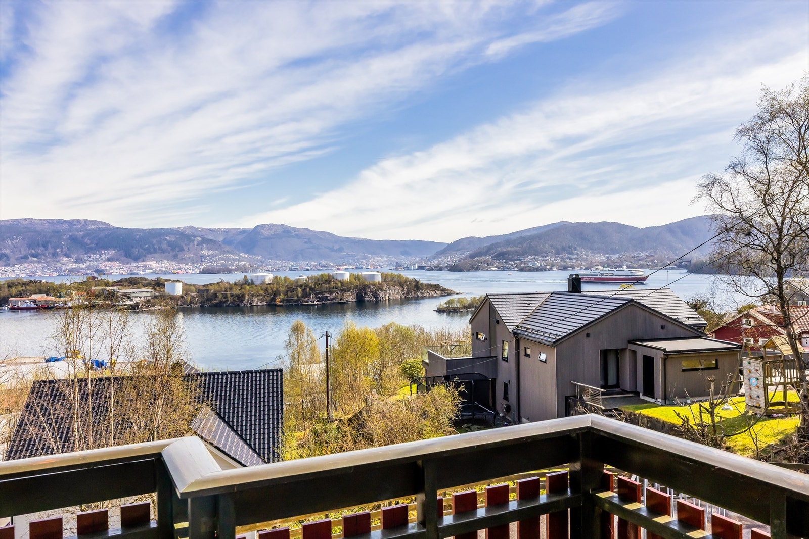En flott uteplass med gode solforhold og panoramautsikt. Galleribilde