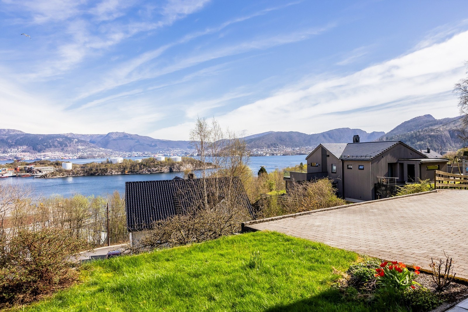 Eiendommen byr på flere fine uteplasser og en hage med plen og beplantning. Galleribilde