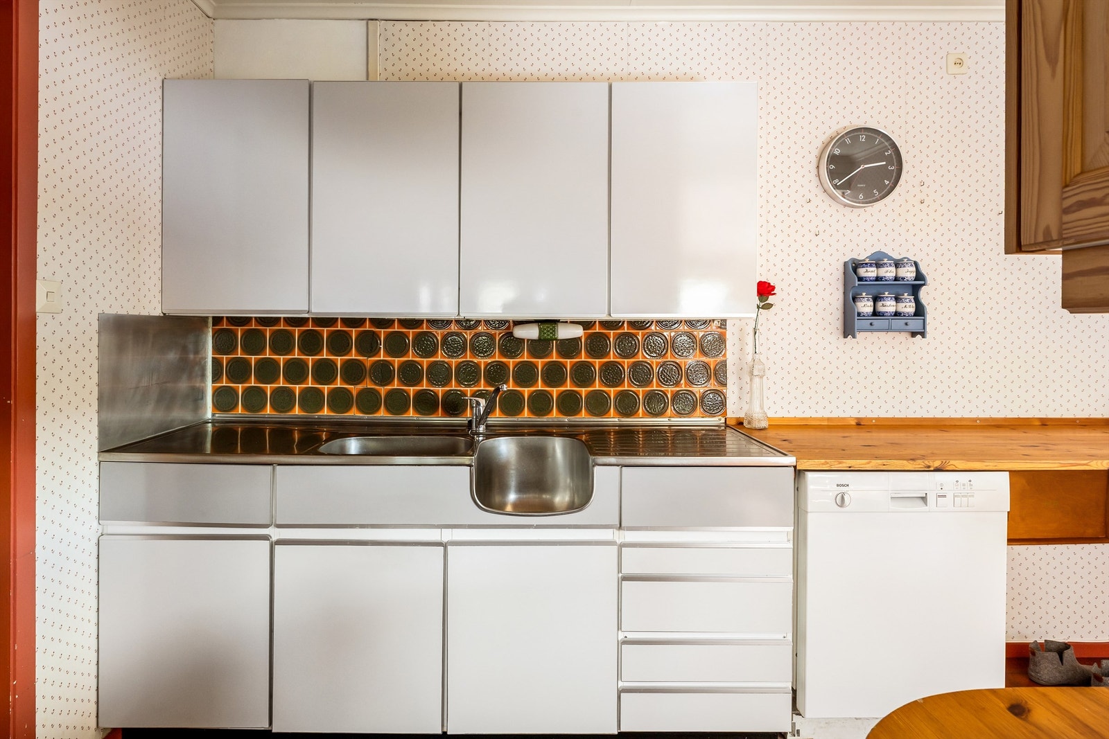 Kjøkkenet er utstyrt med oppvaskmaskin, komfyr, kjøleskap og micro. Galleribilde