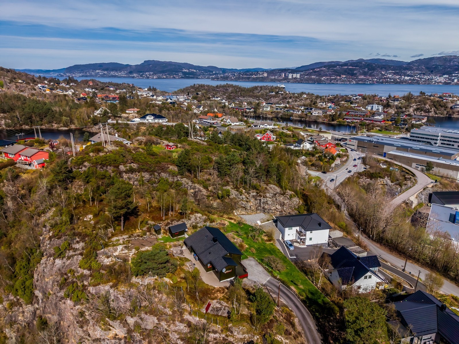 Oversiktsbilde som viser eiendommens plassering i terrenget. Galleribilde