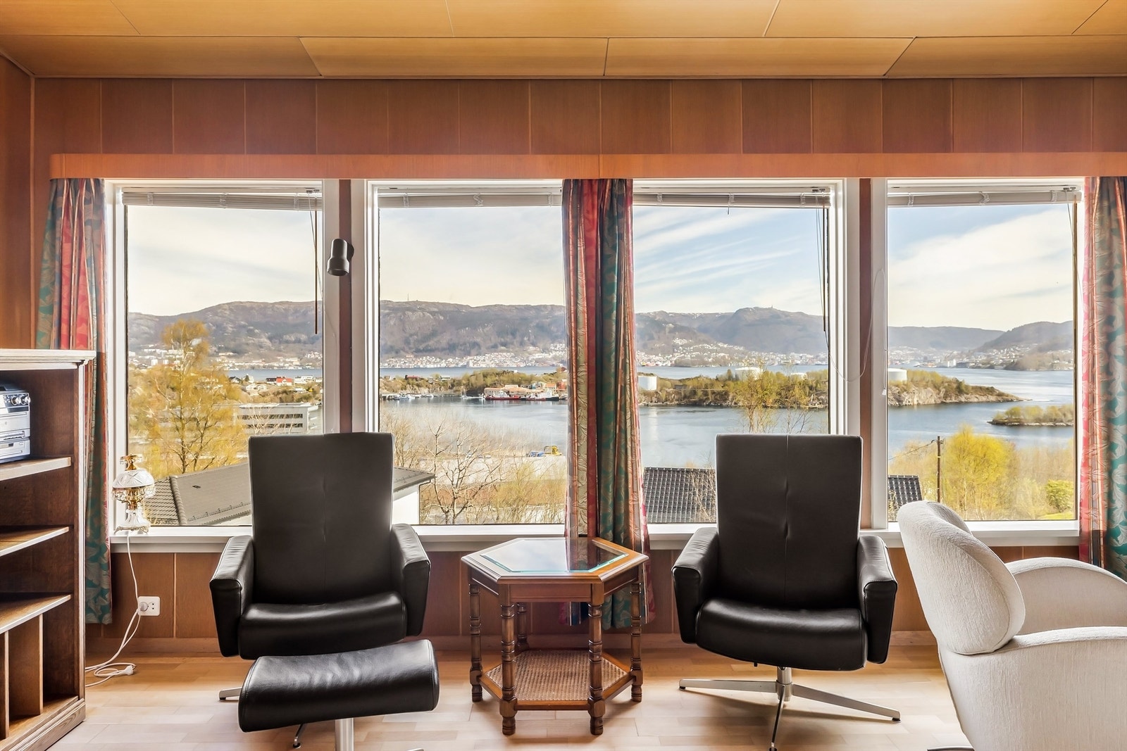 Store vindusflater i stuen rammer inn utsikten over innseilingen til Bergen. Galleribilde
